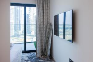 Televiisor ja/või meelelahutuskeskus majutusasutuses Binghatti canal with private jacuzzi burj khalifa view kings