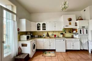 Η κουζίνα ή μικρή κουζίνα στο " Le cocon Hyérois" 100m2 - Wifi & Garage