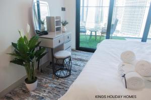 Voodi või voodid majutusasutuse Binghatti canal with private jacuzzi burj khalifa view kings toas