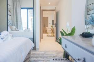 Voodi või voodid majutusasutuse Binghatti canal with private jacuzzi burj khalifa view kings toas