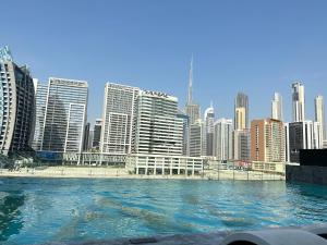 Bassein majutusasutuses Binghatti canal with private jacuzzi burj khalifa view kings või selle lähedal