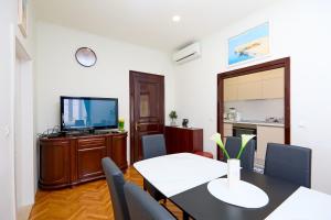 TV a/nebo společenská místnost v ubytování Spacious 4 Bedroom Dubrovnik Apartment