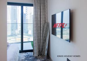 Televiisor ja/või meelelahutuskeskus majutusasutuses Binghatti canal with private jacuzzi burj khalifa view kings