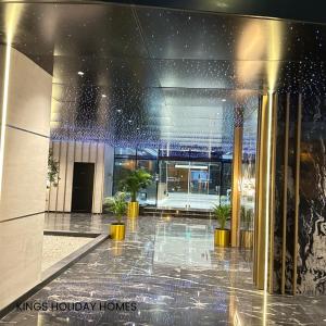 Fuajee või vastuvõtt majutusasutuses Binghatti canal with private jacuzzi burj khalifa view kings