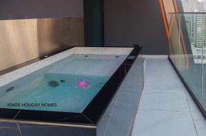 Foto Dubais asuva majutusasutuse Binghatti canal with private jacuzzi burj khalifa view kings galeriist