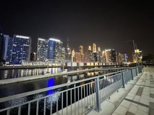 Linna Dubai üldine vaade või majutusasutusest Binghatti canal with private jacuzzi burj khalifa view kings pildistatud vaade
