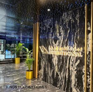 Fuajee või vastuvõtt majutusasutuses Binghatti canal with private jacuzzi burj khalifa view kings +37 fotot
