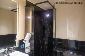 Vannituba majutusasutuses Binghatti canal with private jacuzzi burj khalifa view kings