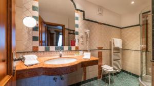 Kúpeľňa v ubytovaní Romantik Hotel Santer