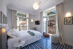 Una cama o camas en una habitación de ABBRACCIO Amalfi Boutique Retreat