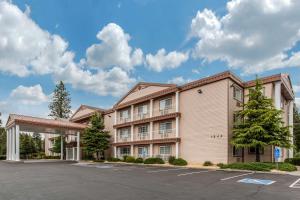 a large apartment building with a parking lot at Comfort Inn Mount Shasta Area in Weed
