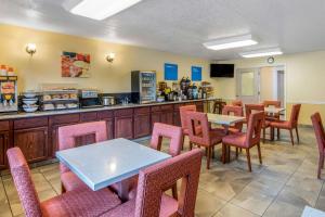 a restaurant with tables and chairs and a counter at Comfort Inn Mount Shasta Area in Weed