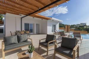 Kolam renang di atau dekat dengan Windless SeaView Villa, with Pool & Hot Tub, By ThinkVilla