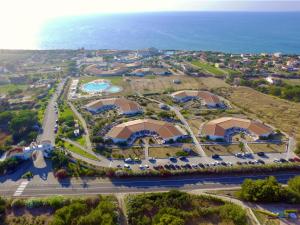 eine Luftaufnahme eines Resorts in der Nähe des Ozeans in der Unterkunft Futura Style Acqua di Mare Resort in Marina di Sorso