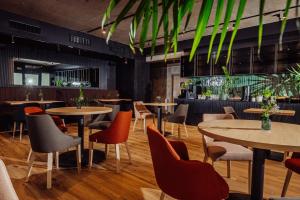 a restaurant with tables and chairs and a bar at Nourt Rooms & Kitchen in Karpacz