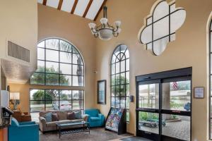Posezení v ubytování Quality Inn & Suites Camarillo-Oxnard