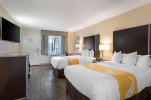 Postel nebo postele na pokoji v ubytování Quality Inn & Suites Camarillo-Oxnard