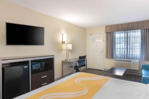 Postel nebo postele na pokoji v ubytování Quality Inn & Suites Camarillo-Oxnard