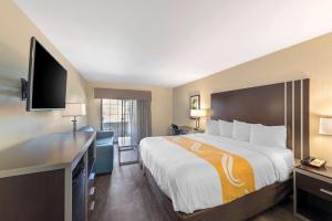 Postel nebo postele na pokoji v ubytování Quality Inn & Suites Camarillo-Oxnard