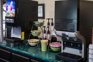 Kuchyň nebo kuchyňský kout v ubytování Quality Inn & Suites Camarillo-Oxnard