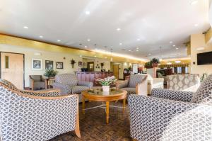 ein Wartezimmer mit Stühlen und einem Tisch in der Unterkunft Comfort Suites Salina South in Salina