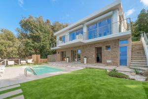 费拉约港Villa Liam con Piscina - Goelba的一座带游泳池和庭院的房子