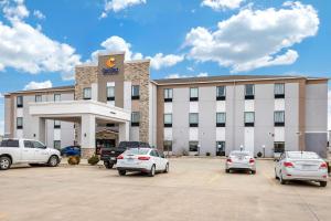 een hotel met auto's geparkeerd op een parkeerplaats bij Comfort Inn & Suites Augusta in Augusta