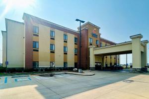 a hotel with a parking lot in front of it at Comfort Inn & Suites - Independence in Independence