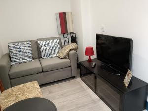 TV a/nebo společenská místnost v ubytování High Wycombe 1-Bed Apt Sleeps 3 & Private Parking