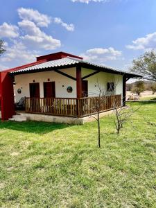 a small white house with a red roof at Nazareth Cânion in Buriti dos Montes