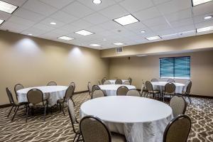 Kawasan bisnes dan/atau bilik persidangan di Comfort Inn Bonner Springs Kansas City +69 gambar
