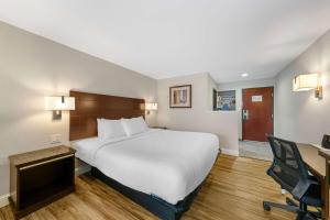 une chambre d'hôtel avec un grand lit et un bureau dans l'établissement Quality Inn & Suites Sacramento Downtown Area, à Sacramento 27 autres photos