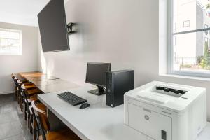 - un ordinateur installé sur un bureau avec un ordinateur dans l'établissement Quality Inn & Suites Sacramento Downtown Area, à Sacramento