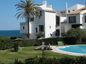 Villa con palmeras y piscina en Apartamento Bahia Dorada, en Estepona