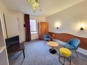 TV a/nebo společenská místnost v ubytování B&B HOTEL Rodez Bourran