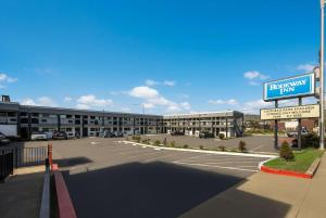 an empty parking lot in front of a building at Rodeway Inn South San Francisco Airport in South San Francisco