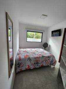 a bedroom with a bed and a window at Apartamento Vale da Lua, Bezerros in Bezerros