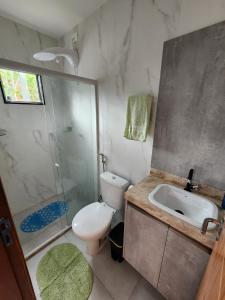 a bathroom with a toilet and a shower and a sink at Apartamento Vale da Lua, Bezerros in Bezerros +17 photos