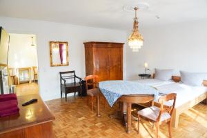 a bedroom with a bed and a table and chairs at Kielmeyerhaus in Esslingen