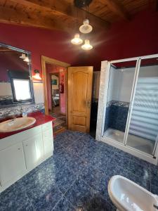 ein Badezimmer mit Waschbecken und Spiegel in der Unterkunft Gestiona2R - Casa para 5 personas con terreno en La Franca in Las Conchas