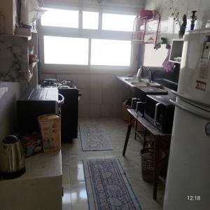 Kuchyň nebo kuchyňský kout v ubytování Cairo Gem budget room with AC and smart TV, 12minutes from the airport please only book through booking we can't offer booking outside the app, please contact us via phone number provided after confirming your booking, so we can check you in, thanks