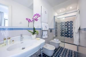 Un baño de ABBRACCIO Amalfi Boutique Retreat