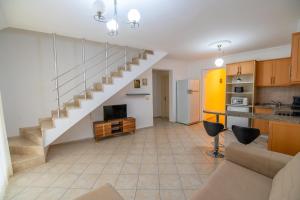 ein Wohnzimmer mit Treppe und Küche in der Unterkunft Sunset Beach Club Aqualettings Poseidon 7 in Fethiye