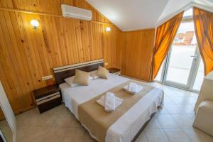 ein Schlafzimmer mit einem Bett und zwei Kissen darauf in der Unterkunft Sunset Beach Club Aqualettings Poseidon 7 in Fethiye + 24 Fotos