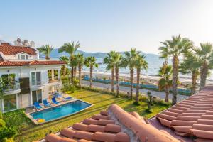 eine Luftaufnahme eines Hauses und des Strandes in der Unterkunft Sunset Beach Club Aqualettings Poseidon 7 in Fethiye