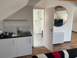 Kuchyň nebo kuchyňský kout v ubytování Weißes Apartmenthaus am Kanal