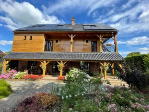 哈勒Hallerbos B&B in Bluebell Forest的屋顶装有太阳能电池板的房子