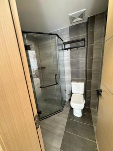 Koupelna v ubytování Ultra Luxury 2 bedroom Apartment in the Heart of Lavington
