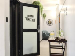The Hilton Junction Hotel的证书、奖牌、标识或其他文件