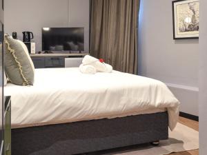 The Hilton Junction Hotel客房内的一张或多张床位